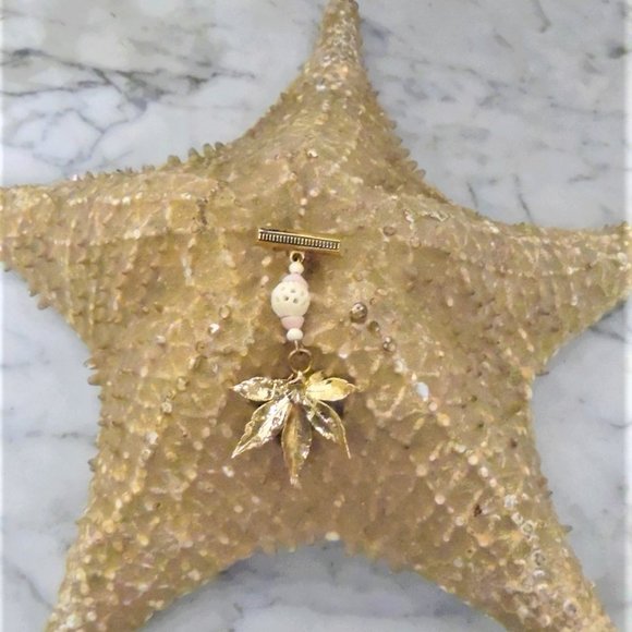 New 24k dipped maple leaf dangle pin - Picture 5 of 5